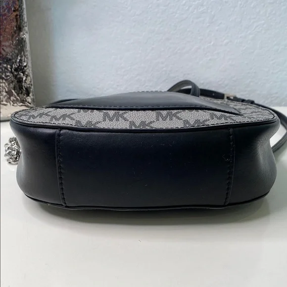 Michael Kors Ginny Medium Messenger Crossbody MK Signature Bag 30H6TGNM2V Black‎